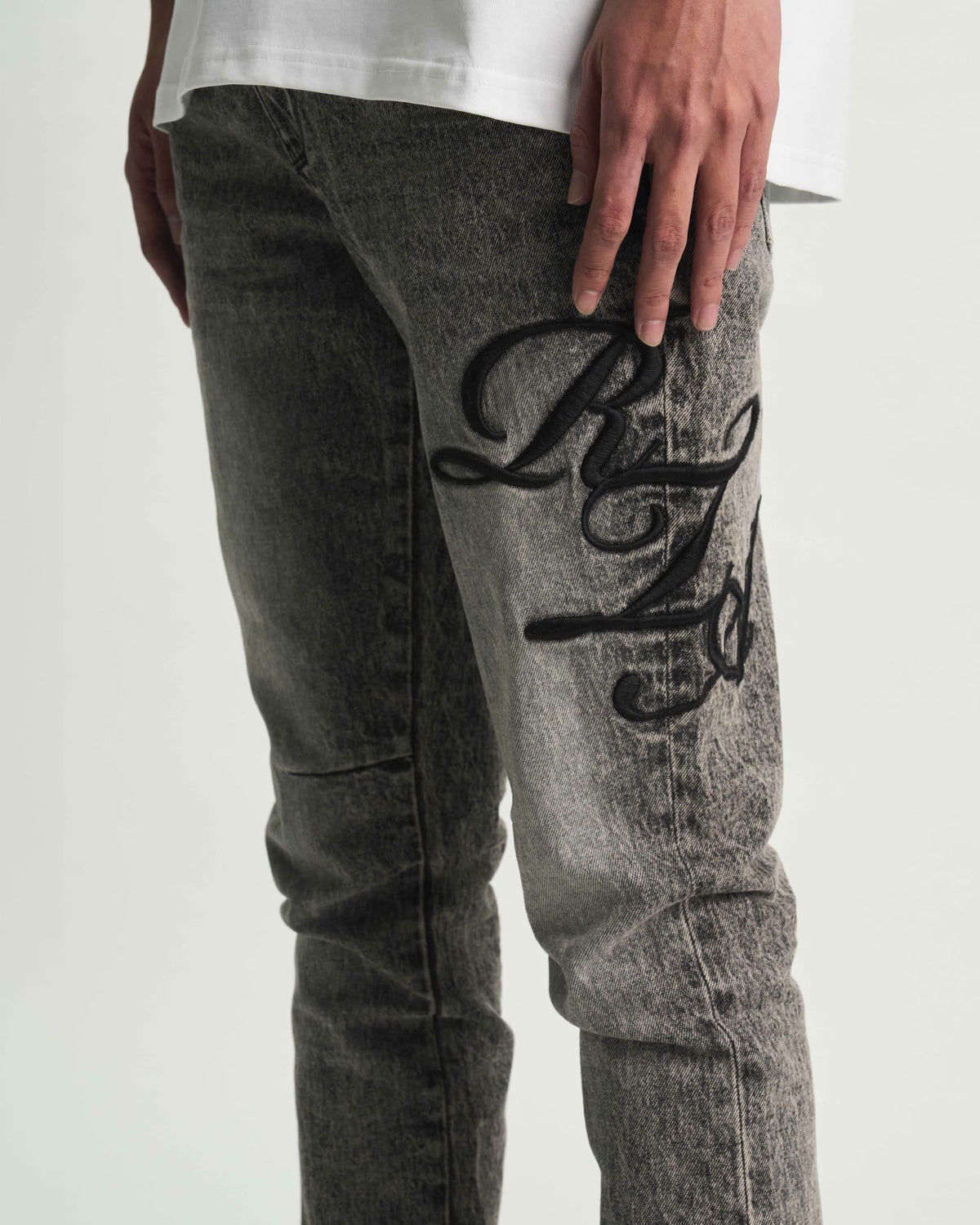 BRYANT SKINNY JEAN | STONE HAZE CURSIVE