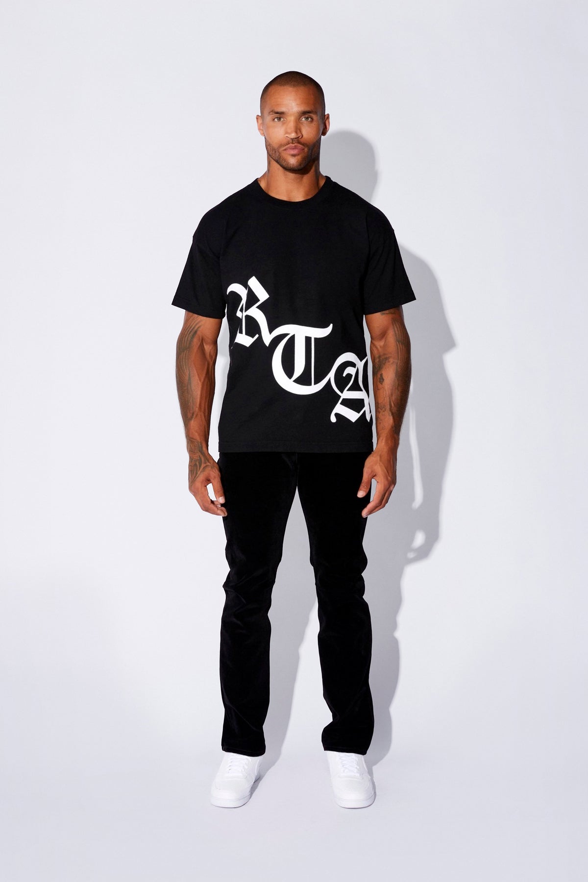 COLIN SHORT SLEEVE TEE | BLACK OLD ENGLISH