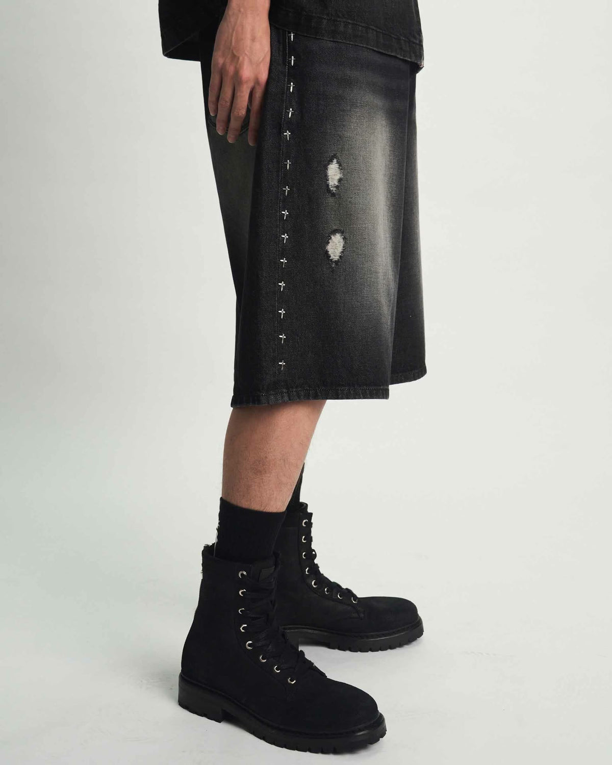 GUSTAVO BERMUDA SHORT | FRAY NOIR SIDE CROSS
