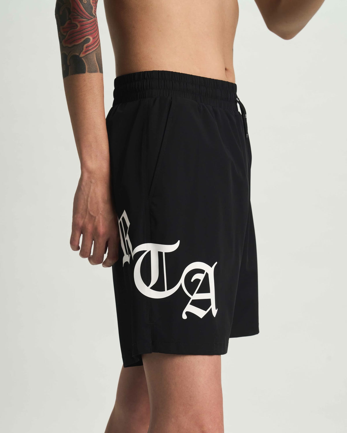 MARK SWIM TRUNK | BLACK OLD ENGLISH RTA