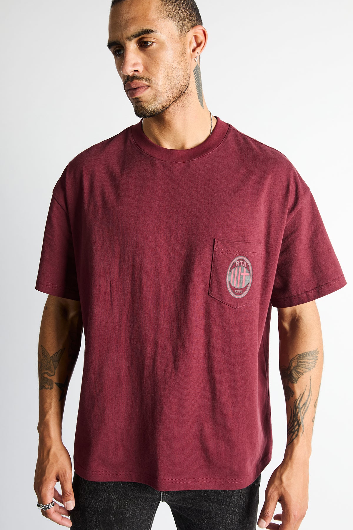 BASTIEN POCKET TEE | BURGUNDY BALL PRINT