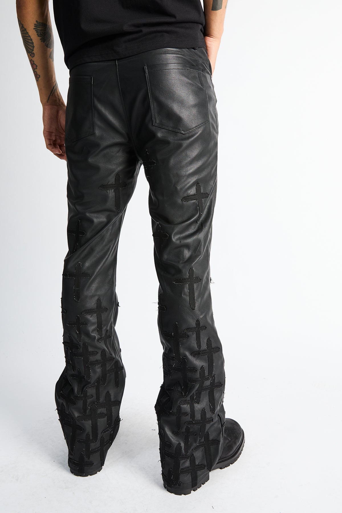 MAEL SLIM FLARE JEAN | BLACK DESCENDING CROSS