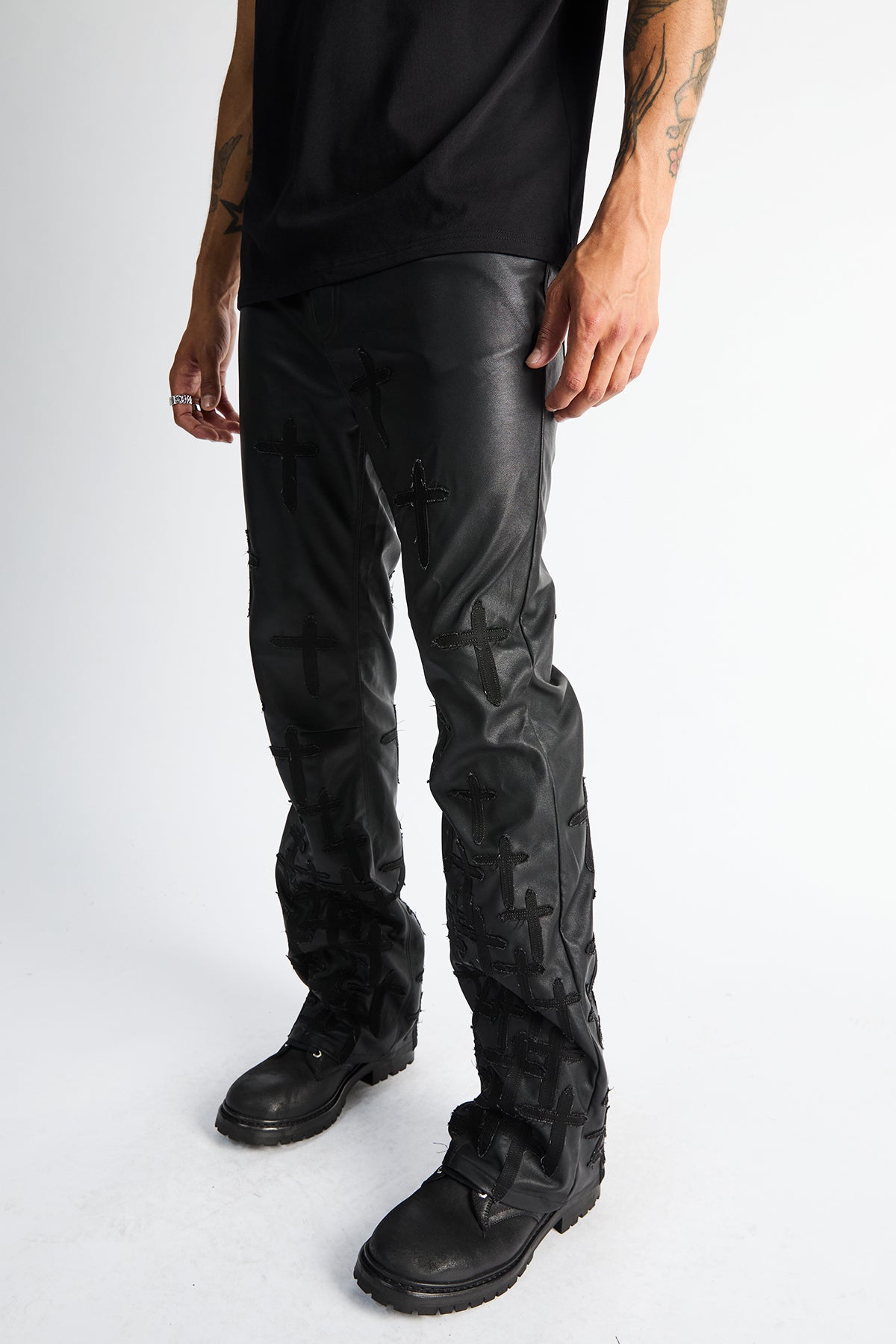 MAEL SLIM FLARE JEAN | BLACK DESCENDING CROSS