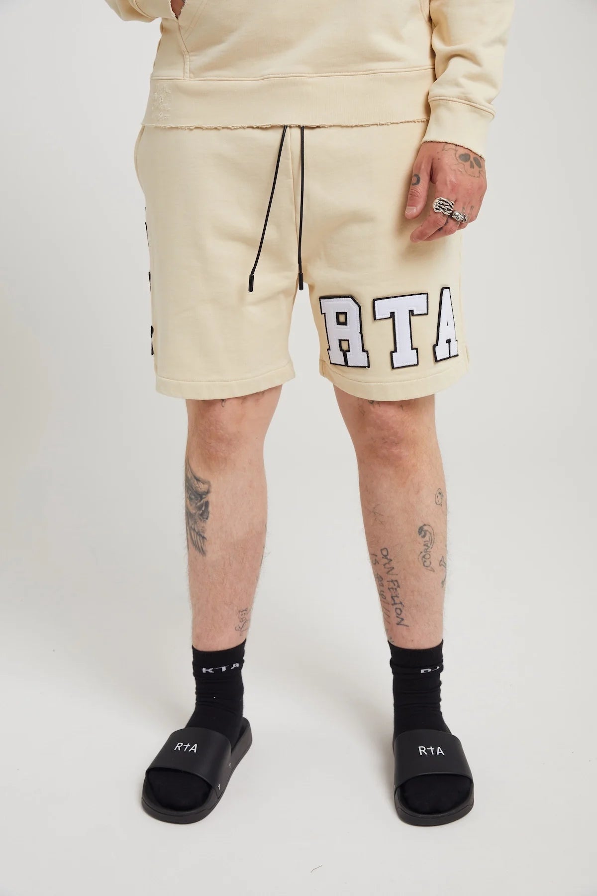 CLYDE SHORT | BEIGE COLLEGIATE